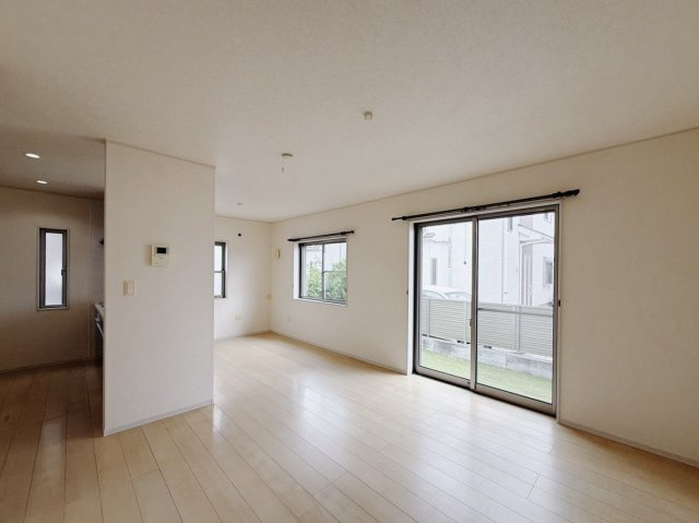 【中古戸建】行田市持田1丁目の居間・リビング|■リビング｜陽当たり良好のリビングダイニング♪賃貸では叶わなかった、お友達とのホームパーティや大音量で映画やテレビを楽しむことができます(*^^*)