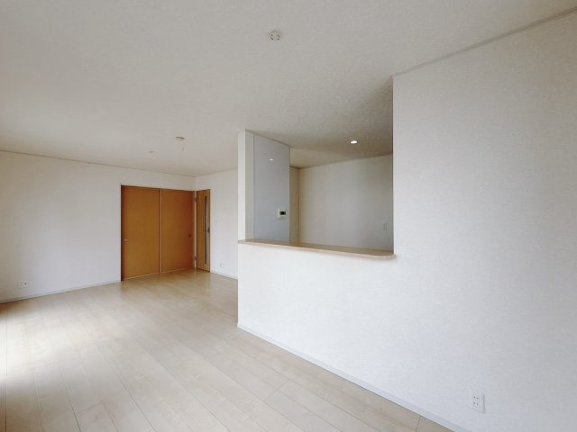 【中古戸建】行田市持田1丁目の居間・リビング|■キッチン｜お料理をしながら会話も弾むカウンターキッチン。出来上がったお料理をカウンター越しからお子様に運んでもらったりと、お手伝いも楽しくしてもらえることができます♪