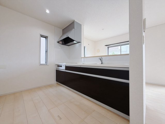 【中古戸建】行田市持田1丁目のキッチン|■キッチン｜ワークトップ下には、圧力鍋やパスタ鍋などのかさばる調理器具もラクラク収納可能なスライド収納！ものが溢れがちなキッチン回りもスッキリきれいに管理ができます♪