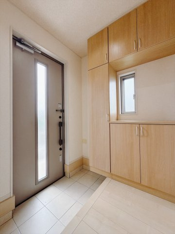 【中古戸建】行田市持田1丁目の玄関|■玄関｜急な来客時にもすぐに物がしまえるので便利です。「いつもキレイな玄関だね」とお友達やご近所さんに羨ましがられると気分も上がります♪