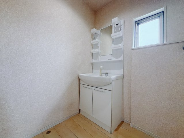 【中古戸建】行田市持田1丁目の独立洗面台|■洗面室｜大きな鏡と使いやすさがいっぱいの洗面化粧台。お手入れ簡単でいつもキレイに(*^^*)