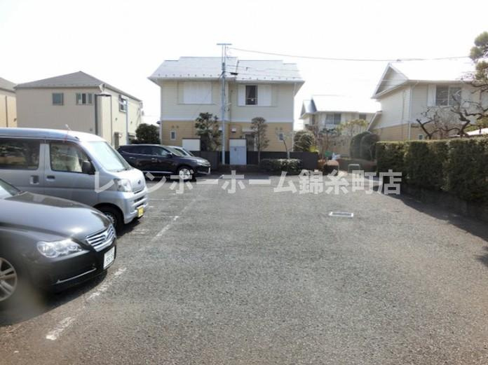 ドルフ水元の駐車場
