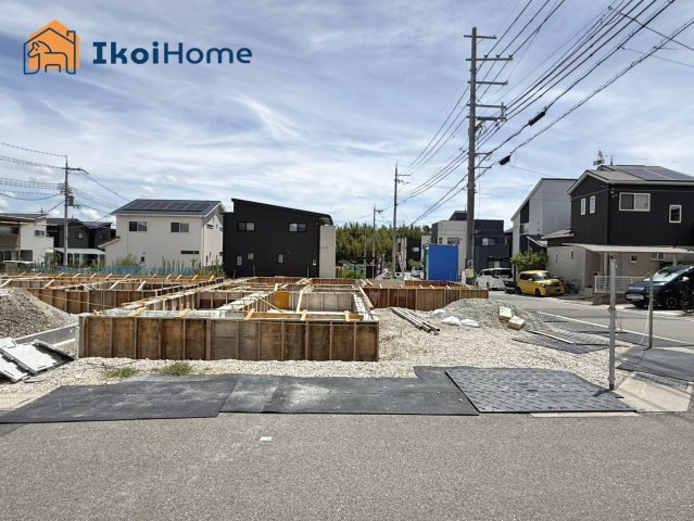 明石市大久保町松陰山手　全6棟4号棟　新築戸建の駐車場|弊社独自で毎月５組限定「人気オプション３点パック」カーポート・バルコニー・ウッドデッキを１万円で取付