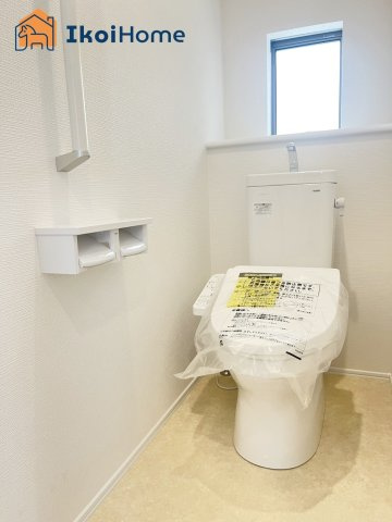 明石市東朝霧丘　B号棟　新築戸建のトイレ|◆同社施工例◆トイレが2か所あるので夜中も安心です。朝のトイレ渋滞も心配いりません。