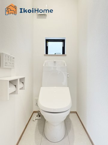 明石市東朝霧丘　B号棟　新築戸建のトイレ|◆同社施工例◆トイレが2か所あるので夜中も安心です。朝のトイレ渋滞も心配いりません。