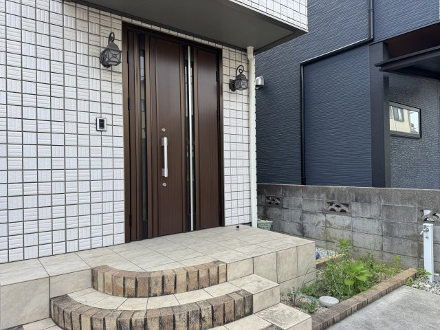 明石市魚住町西岡戸建の玄関