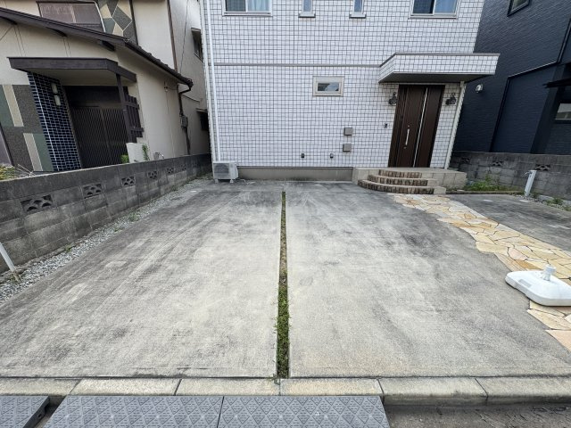 明石市魚住町西岡戸建の駐車場
