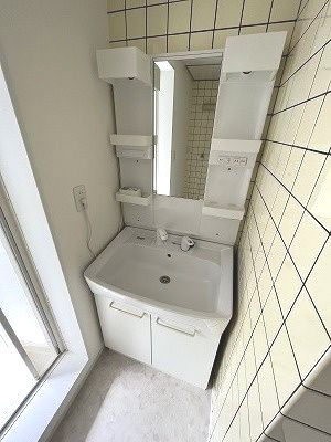 東山マンションの独立洗面台