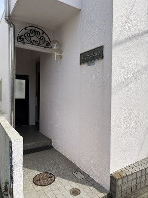 東山マンションのエントランス