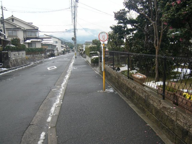ロイヤルタムラバラ館の駐車場|「三菱団地中」バス停留所 0.3km