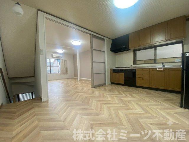 友井二丁目　中古戸建　2180の居間・リビング|お洒落なヘリンボーン床のLDK♪
【AI画像編集】家具・荷物撤去後のイメージです