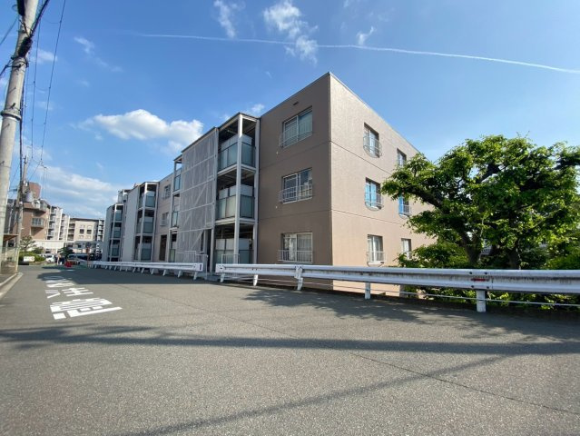 コープ野村高槻E棟の外観
