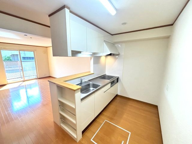 広いカウンター式のシステムキッチン★