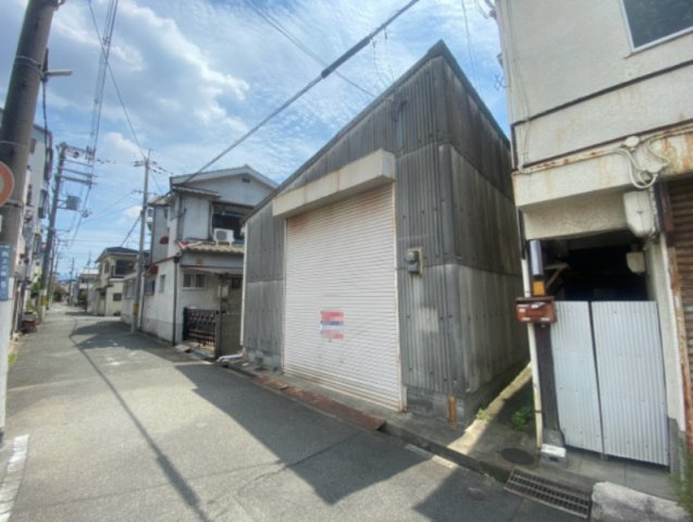 西上小阪　倉庫の前面道路含む現地写真