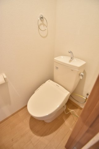 大阪市城東区成育１丁目の賃貸マンションのトイレ