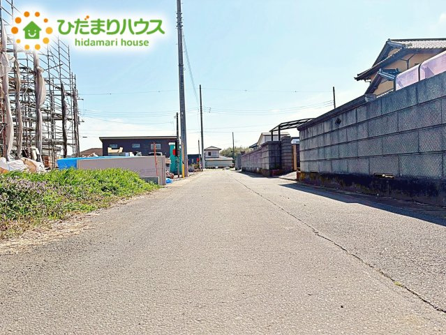 【前面道路含む現地写真】 | ひたちなか市平磯町第2　新築戸建　2号棟 | 繁華街のようなにぎやかさがないため、車の音や話し声が少なく、静かな生活を望む人に適している閑静な住宅地！