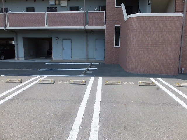 グランド・コスモの駐車場