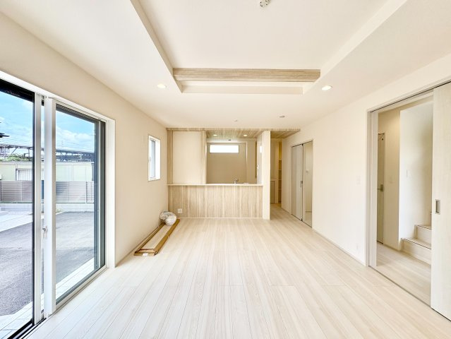 《仲介手数料半額》BloomingGarden川越市今成2丁目　新築戸建　全3棟　2号棟の居間・リビング|LDK18帖