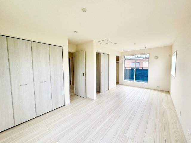 《仲介手数料半額》BloomingGarden川越市今成2丁目　新築戸建　全3棟　2号棟の居間・リビング|洋室10.25帖※将来、5.25帖と5帖野2部屋に区切る事が出来るフレキシブルタイプ