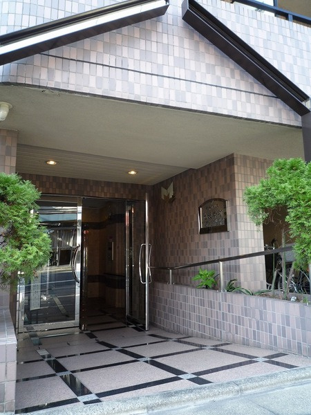 豊島区池袋本町１丁目の賃貸マンションのエントランス