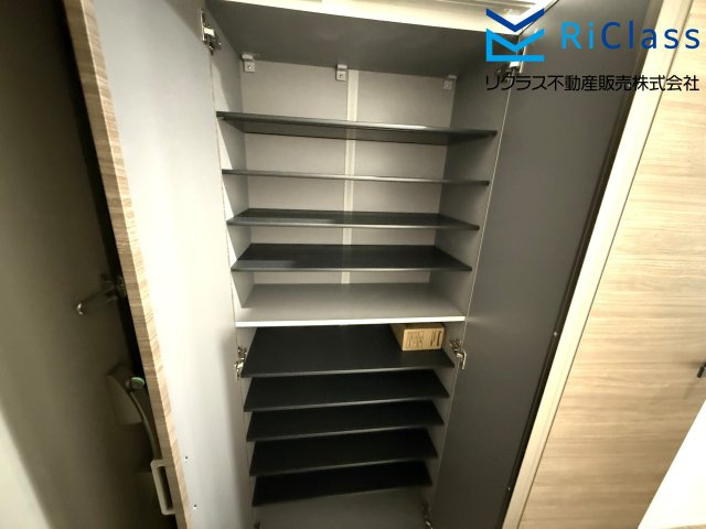 グランドプラザ御崎公園の玄関|収納もある玄関です