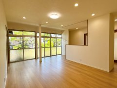 【居間・リビング】 | 仲介手数料無料！西宇部小学校に通えるリフォーム済み平屋　宇部市山の手町 | ゆったりとしたリビングは家族の団らんがはずみますね♪