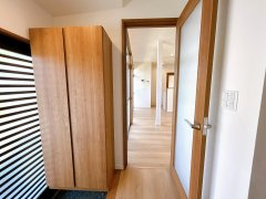 【玄関】 | 仲介手数料無料！西宇部小学校に通えるリフォーム済み平屋　宇部市山の手町 | 明るい玄関です