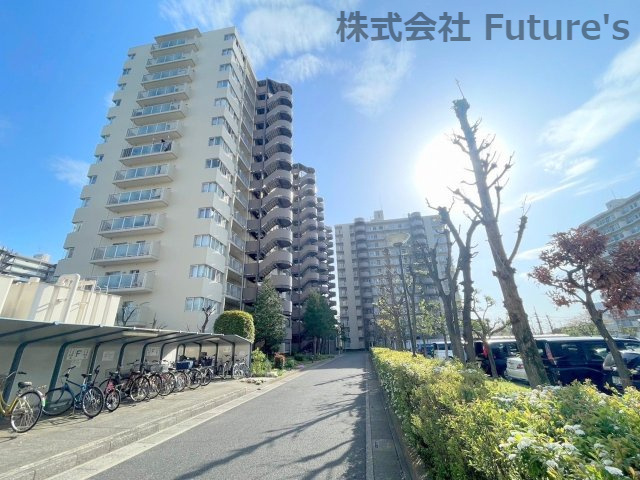 パークフィールドみさとテラ・ウエスト　3街区2号館の外観|きれいに整備された敷地内で快適にお過ごしいただけます◎