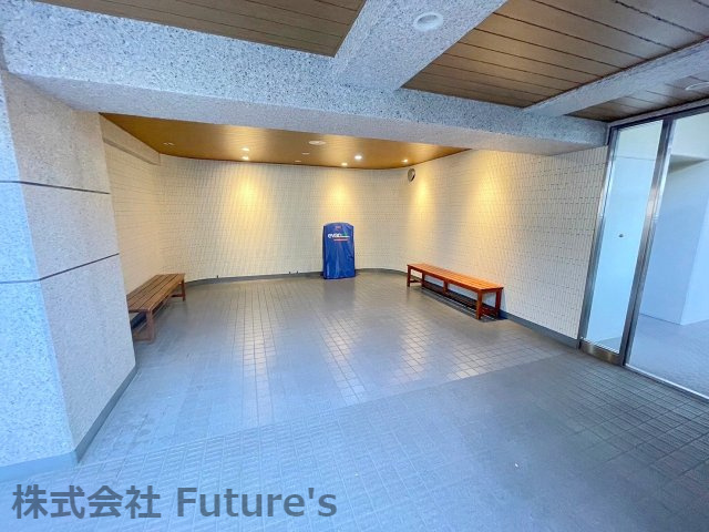 パークフィールドみさとテラ・ウエスト　3街区2号館のロビー|清掃が行き届いたエントランスホールは明るい空間になっております。