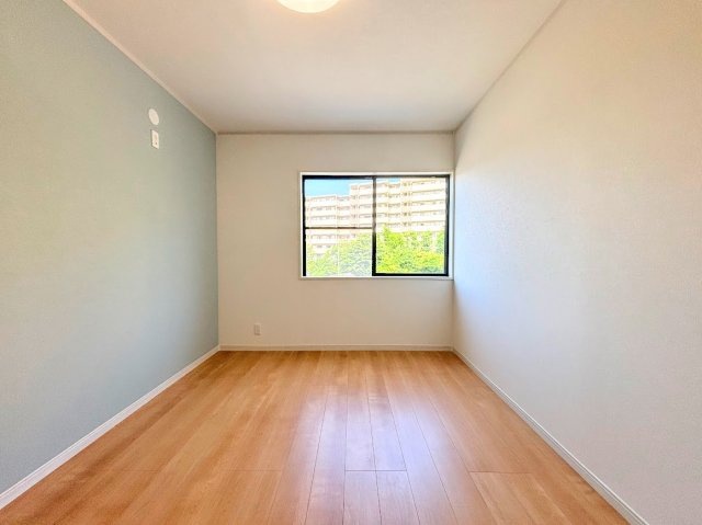 栄区長倉町　中古戸建て　第1の洋室|［モデルハウス］◆子どものスタディ空間として、あるいは書斎やホビールームとして生活スタイルに合わせて使えるプライベートルーム。居心地のいい落ち着いたインテリアが似合います。