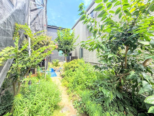 栄区長倉町　中古戸建て　第1の庭|◆お手入れのしやすいちょうどよいサイズ感のお庭付き。植栽や家庭菜園等多目的にご利用いただけるプライベート空間。