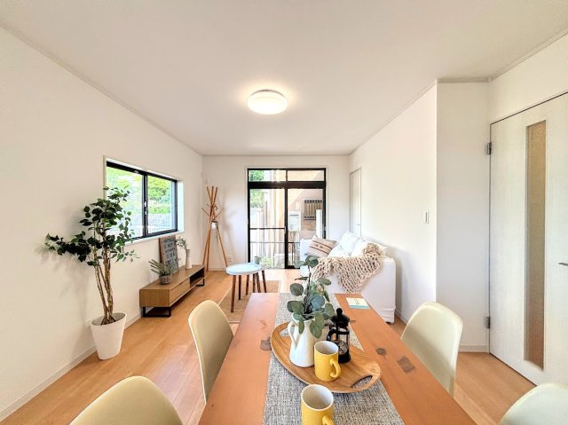 栄区長倉町　中古戸建て　第1の居間・リビング|［モデルハウス］◆家族で食卓を囲むダイニングスペースと、ソファでゆったりくつろぐリビングスペースがしっかり区切られているので家具の配置や用途を使いわけしやすいです。