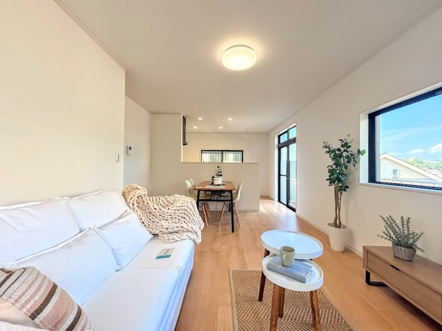栄区長倉町　中古戸建て　第1の居間・リビング|［モデルハウス］◆一家だんらんのスペースとなるＬＤＫ。窓から明るい光が差し込み、思わず家族の会話も弾む快適な空間。