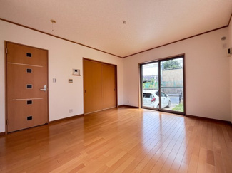 【居間・リビング】 | 稲毛区園生町中古戸建 | ゆったりとくつろげる、明るく開放的な空間です♪
室内にたっぷりと光が差し込む、快適なリビングです！
