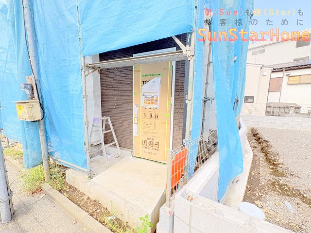 【サンスターホーム】福生市加美平3丁目　南東側角地新築戸建の玄関