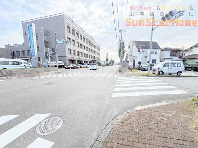 【サンスターホーム】福生市加美平3丁目　南東側角地新築戸建の前面道路含む現地写真