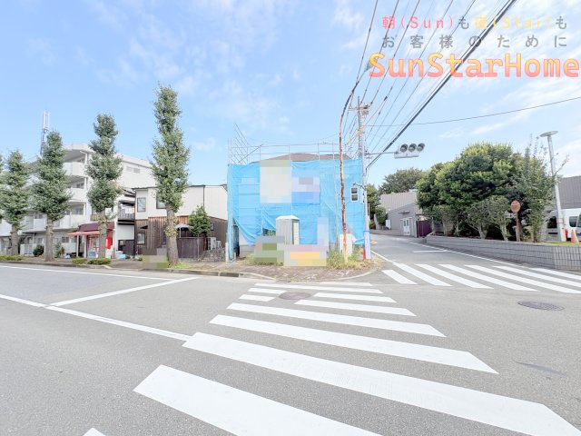 【サンスターホーム】福生市加美平3丁目　南東側角地新築戸建の前面道路含む現地写真
