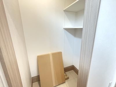 【収納】 | 新築　玉島八島西モデル　3LDK+畳スペース　全1棟 | 玄関の土間収納。ベビーカーやゴルフバッグなどもスムーズに収納できるゆとりがあります。