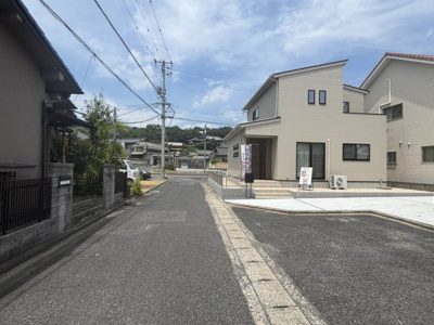 【前面道路含む現地写真】 | 新築　玉島八島西モデル　3LDK+畳スペース　全1棟 | 前面道路は西側、幅員約4.1ｍの私道です。