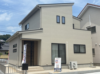 【外観】 | 新築　玉島八島西モデル　3LDK+畳スペース　全1棟 | 落ち着いた印象の外観が特徴の新築一戸建て住宅。南側の空間が開いているので日当たりの確保もばっちりです。