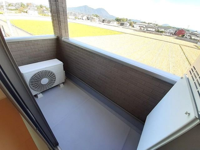 エル　フレールⅠのバルコニー|外からの目が気にならないバルコニーで洗濯物が干せます