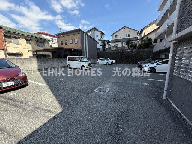 クレストリー長嶺南の駐車場