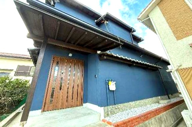 小浜5丁目の玄関|住まう人も来客も入った時にワクワクさせてくれるオシャレな玄関