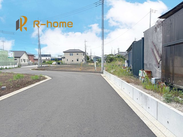 つくば市上横場3期　新築戸建て　2号棟の前面道路含む現地写真|『今から見たい！』大歓迎です♪
お気軽にＲ－ｈomeまでお問い合わせください。