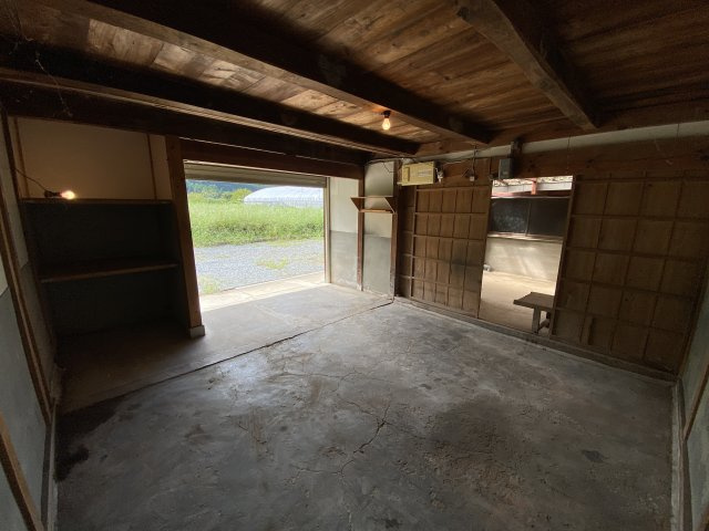 丹波市山南町大河の中古一戸建の駐車場|納屋　土間コンクリート