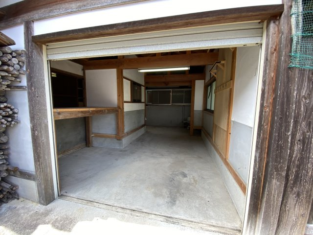丹波市山南町大河の中古一戸建の駐車場|納屋　土間コンクリート