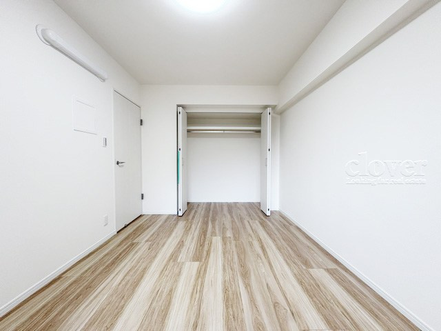 【寝室】 | 調布ロイヤルハイツ | 洋室1　収納スペースを備えた洋室。現地をご覧になった際には、部屋の大きさのほか、収納部分のサイズなどもご確認ください。～即日のご見学可能～　お問合せはお気軽にどうぞ。