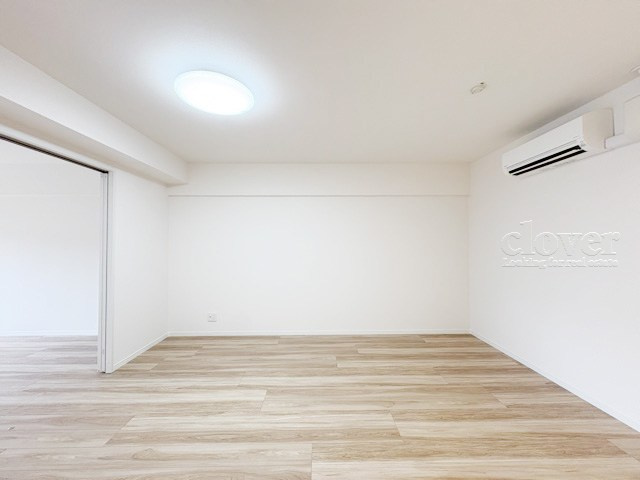 【居間・リビング】 | 調布ロイヤルハイツ | くつろぎの空間であるLDの様子。安心してくつろげるよう派手さは控えて、さりとて地味すぎもせず、あなたの生活を彩ってくれます。～即日のご見学可能～　お問合せはお気軽にどうぞ。