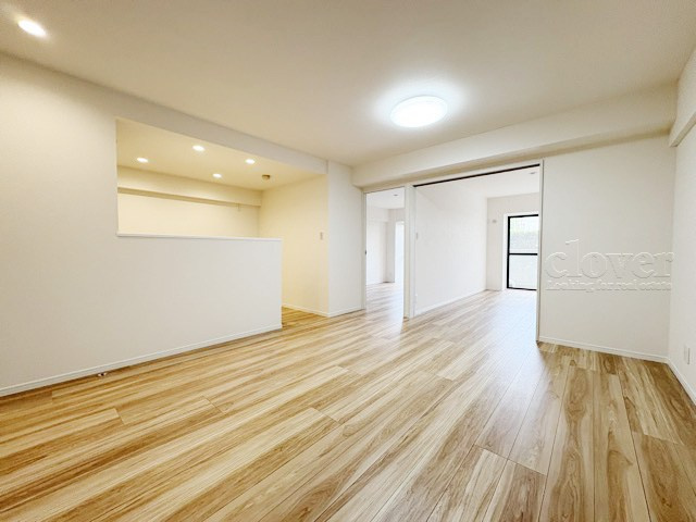 【居間・リビング】 | 調布ロイヤルハイツ | 広くスペースをとってあるLDK。この空間に、どのように家具を配置していくのかを考えるのが、住宅購入時のなによりの楽しみです。～即日のご見学可能～　お問合せはお気軽にどうぞ。