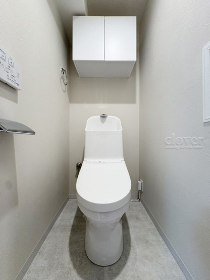【トイレ】 | 調布ロイヤルハイツ | 温水洗浄便座付き　上部に収納を備えたトイレです。自宅の中でも最もプライベートな空間だからこそ、ほしい「落ち着き」がここにあります。～即日のご見学可能～　お問合せはお気軽にどうぞ。